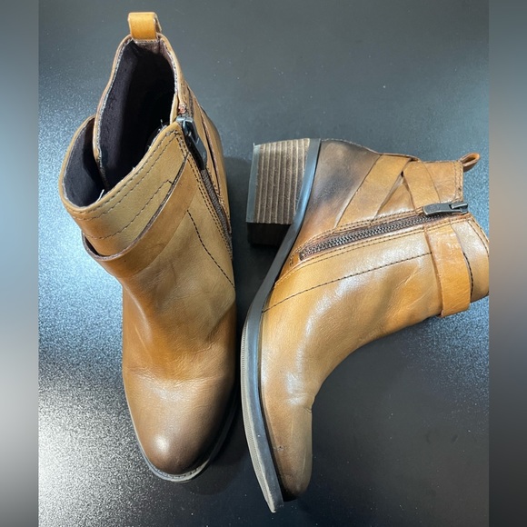 Vince Camuto Beamer Two Tone Calf Booties. Size 9.5. EUC - Picture 11 of 11
